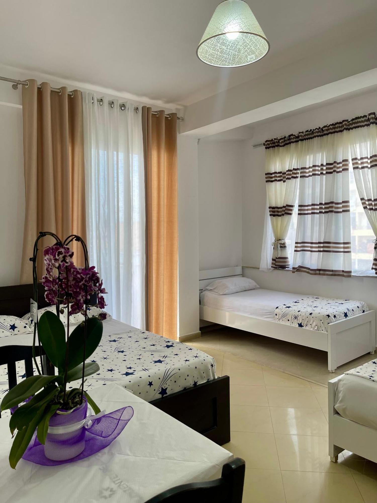 Marra'S Rooms Durrës Buitenkant foto